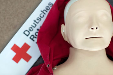 Foto: Der Kopf einer Modellpuppe zum Üben von Erste-Hilfe-Maßnahmen